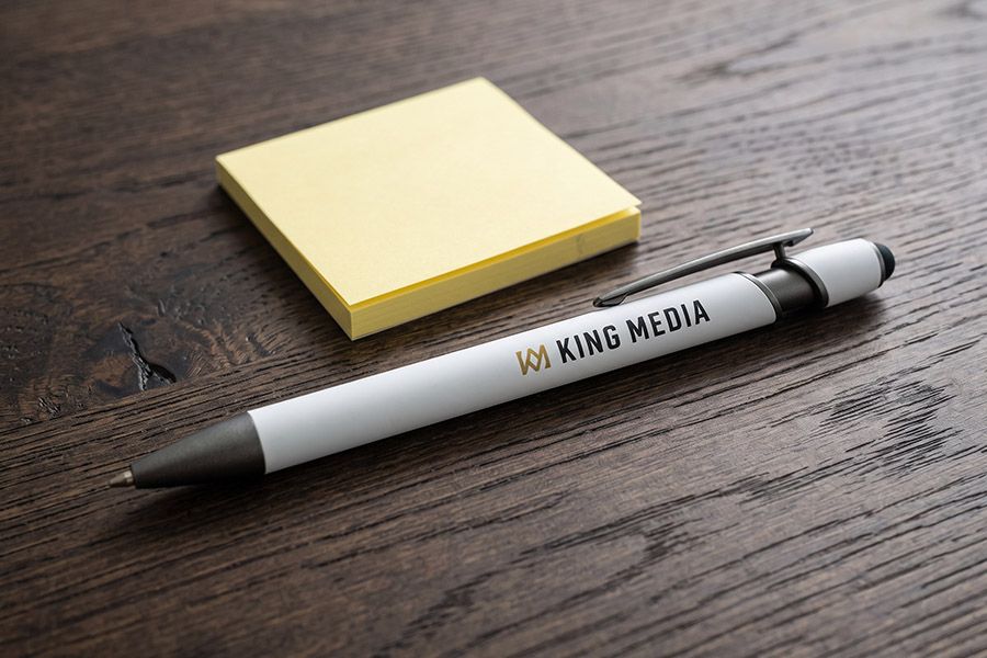 witte pen van gerecycleerd aluminium met bedrukking van een logo